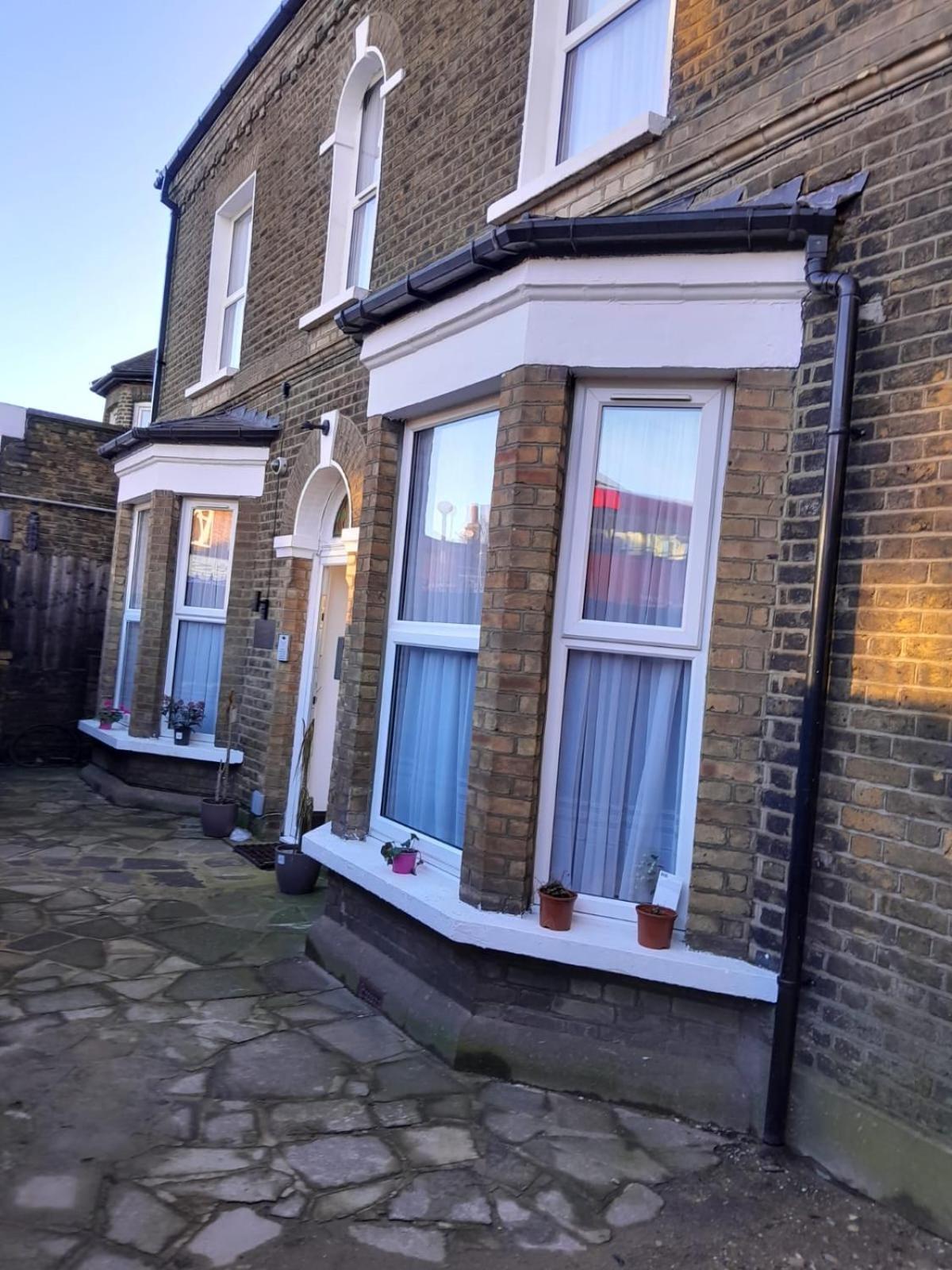 Place To Stay In Longbridge Barking  Exterior foto